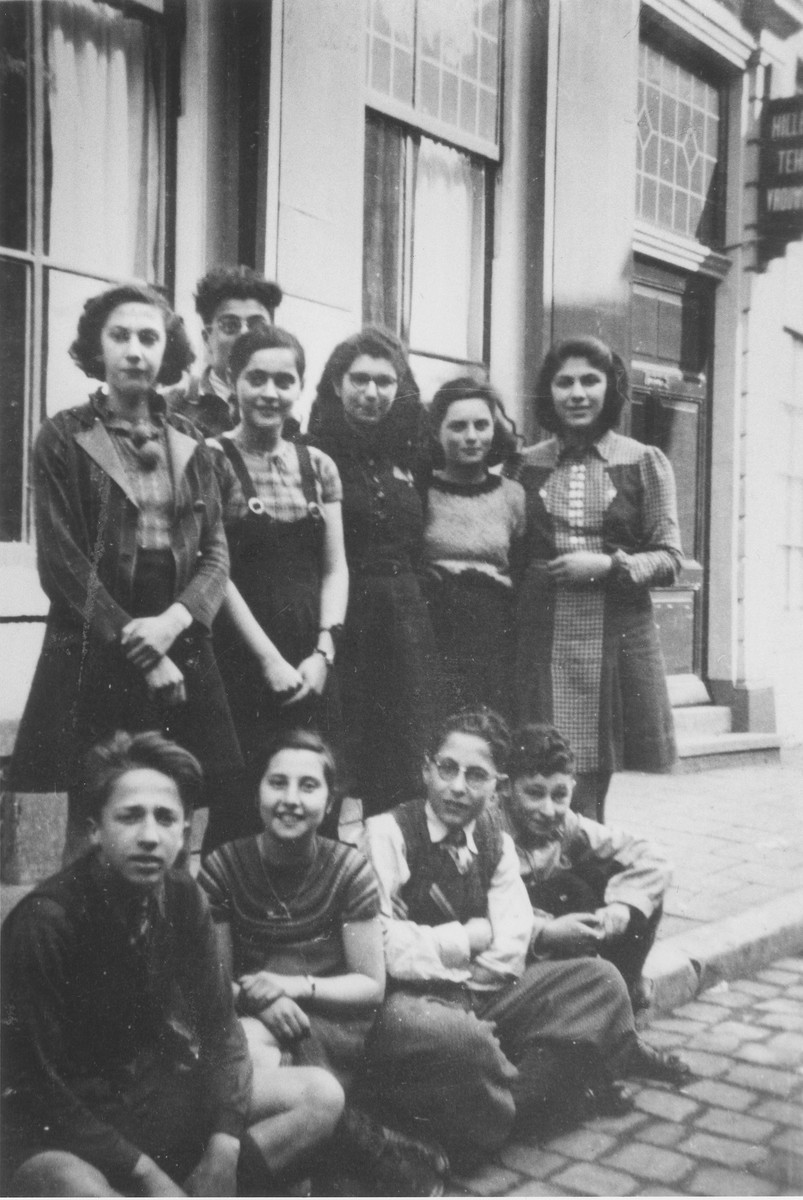 Students of the Jewish school in Zwolle pose on the street in front of the school building.

Doris Bloch is pictured standing in the back row, second from the left.