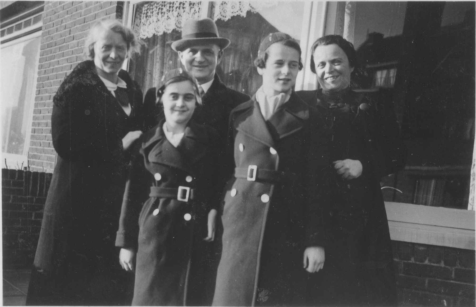 Portrait of the Bloch family in front of a house in Zandvoort.

Pictured from left to right are Ilse, Doris, Richard and Gerda Bloch and Marion (Cats) Hollander (Ilse's sister).