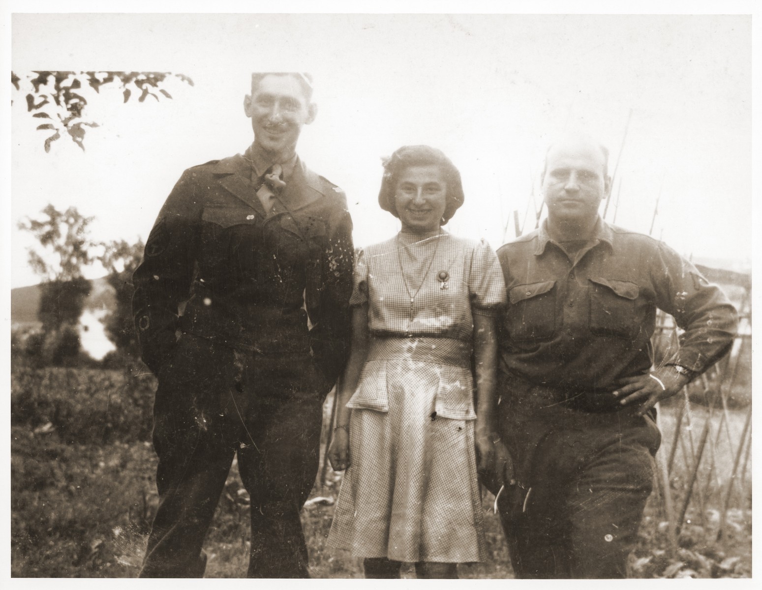 Two Jewish American soldiers from the 3rd U.S. Army pose with Halina Goldberg from Czestochowa.  

Halina was one of approximately 150 Jewish women sent on a 500 km. death march that ended in Volary. The survivors recouperated in Prachatice, near Volary.