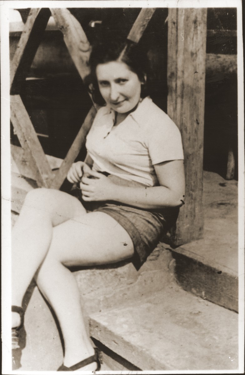 Portrait of a young Jewish woman in the Dabrowa Gornicza ghetto.

Pictured is Fela Szeps.