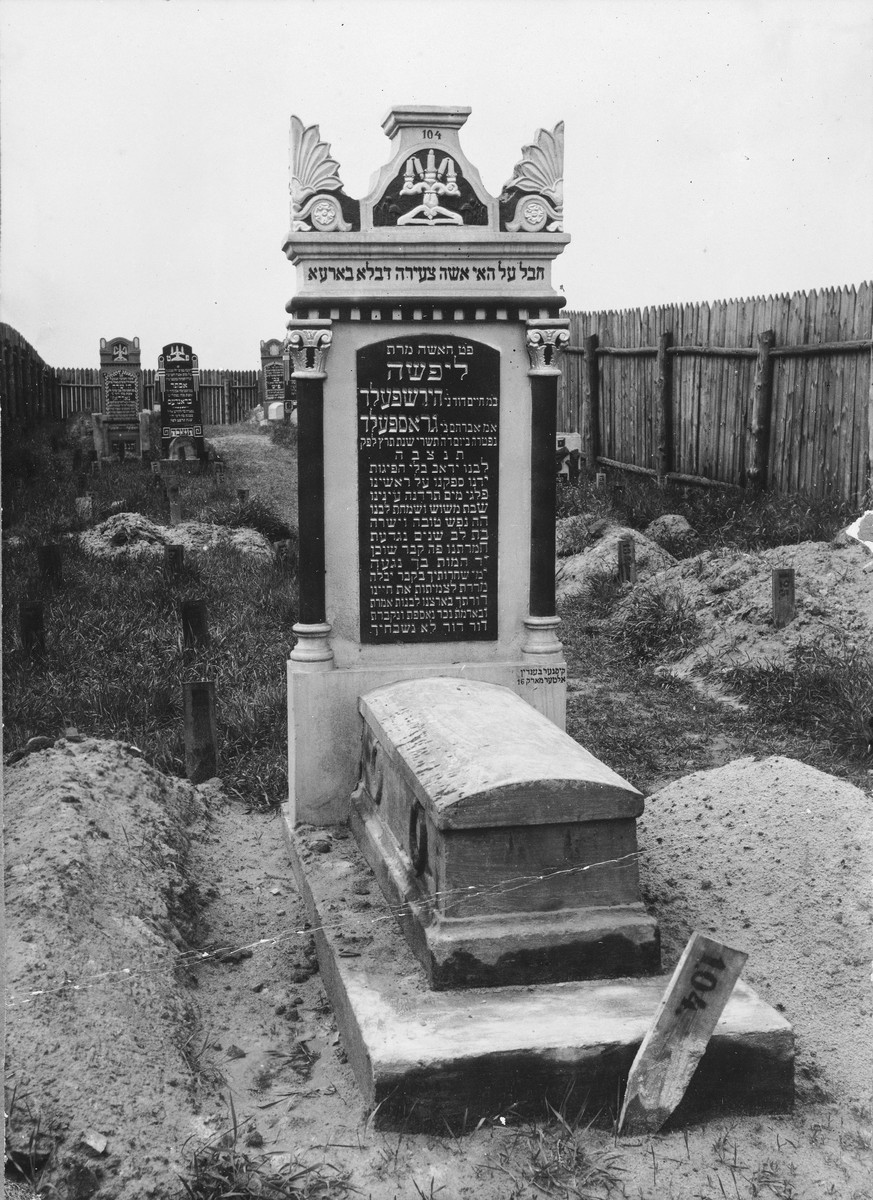 Ornate tombstone for Lifsza Grosfeld who died in childbirth in 1929.