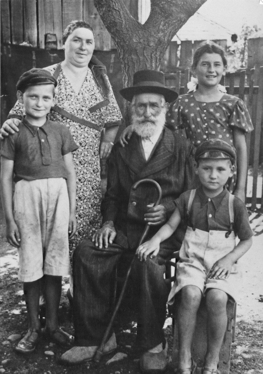 Portrait of the Mendelson family in Copalnic Manastur.

Pictured are the donor, Puju Mendelson (top right), with her two brothers, Mendel and Eluco, and her mother and grandfather.