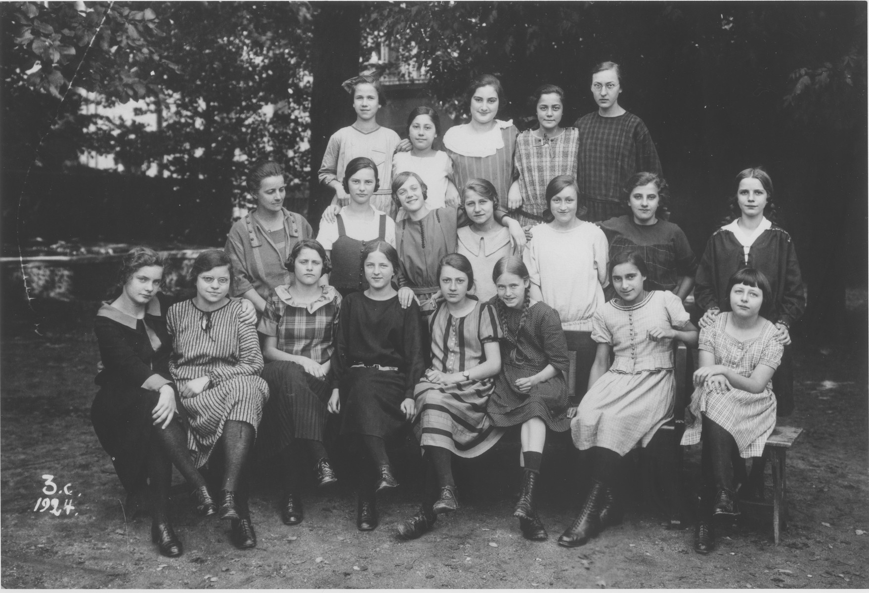 Group portrait of girls in the thrid form at a school in Guntersblum, Germany.

Among those pictured is Hede Rube (top row, center).