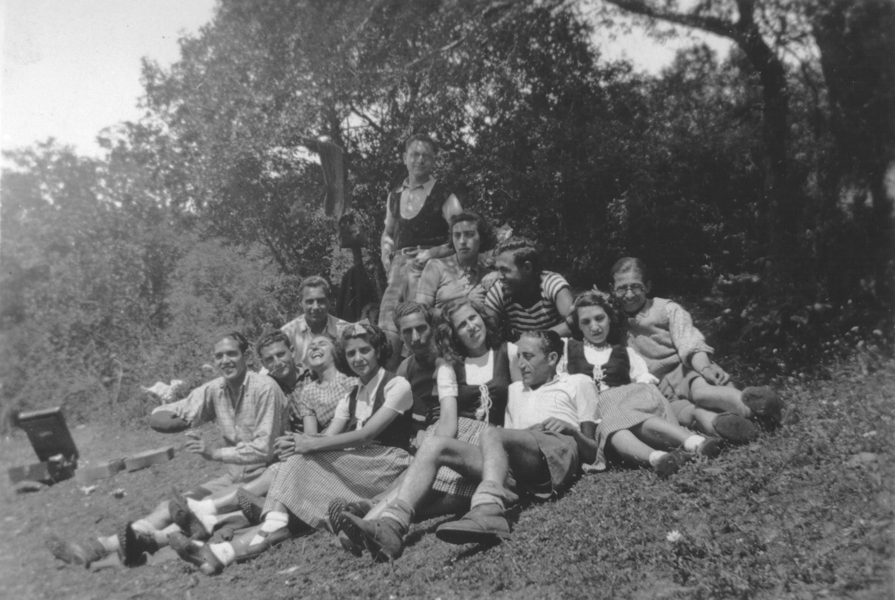 Group portrait of members of a Betar Zionist youth group on an outing.

Among those pictured is Jaco Beraha.