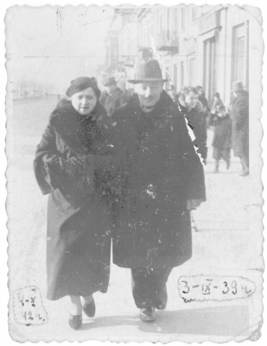 Emanuel and Roza Rotensztajn walk down a street in Czestochowa two days after the start of World War II.
