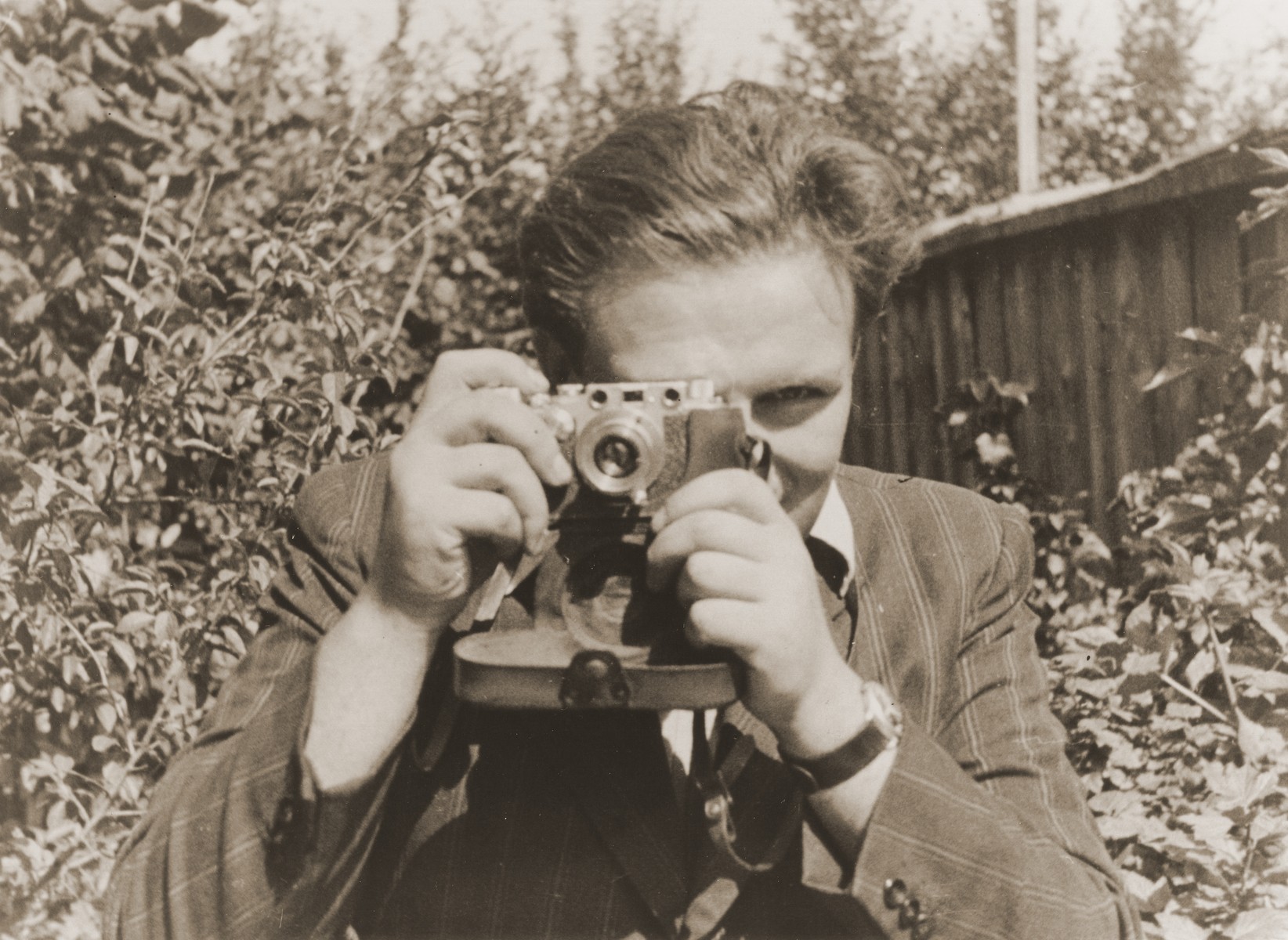 Self-portrait of photojournalist Izik Sutin.