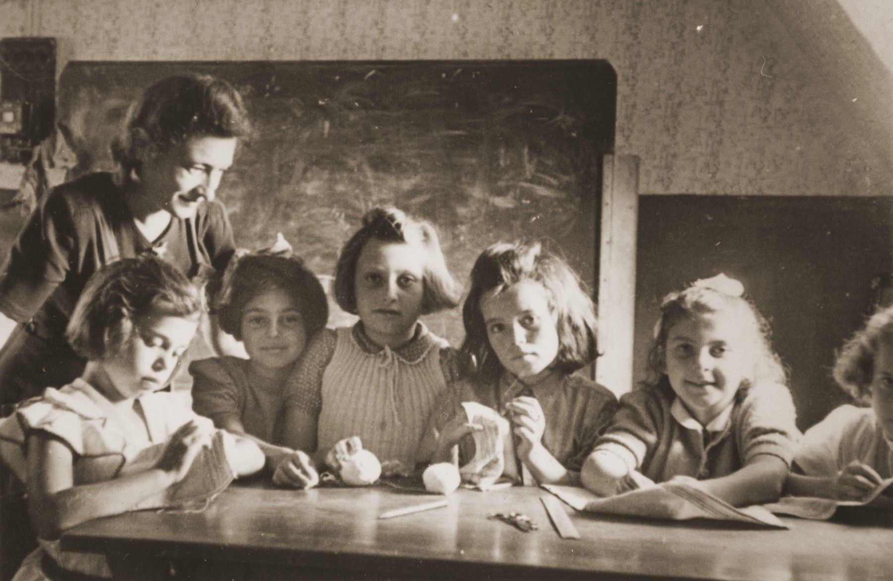 Girls learn to sew in a classroom at the Neu Freimann displaced persons camp.

Pictured in the center is Ida (Judith) Stern,  Also pictured are probably Rita Pazenski (far right) and Shula (4th from right)