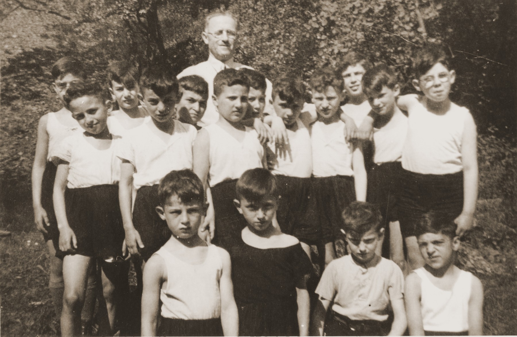 Group portrait of Jewish children who are members of the Hakoach sports club in Essen.  

Among those pictured is Heinz Straus (back row, second from the left).