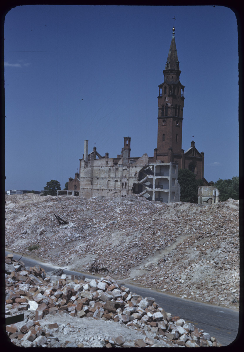 Postwar view of a church in the ruins of Warsaw.