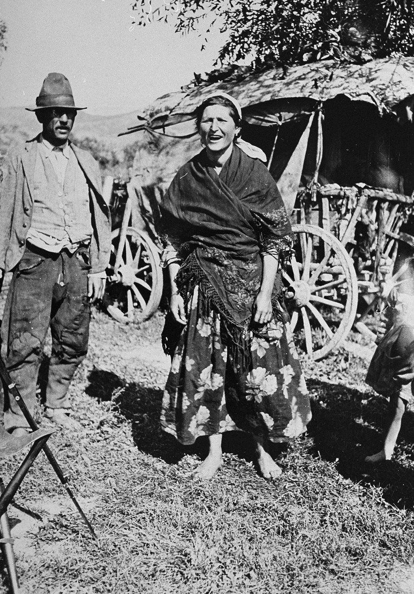 A Romani family poses in front of their wagon.