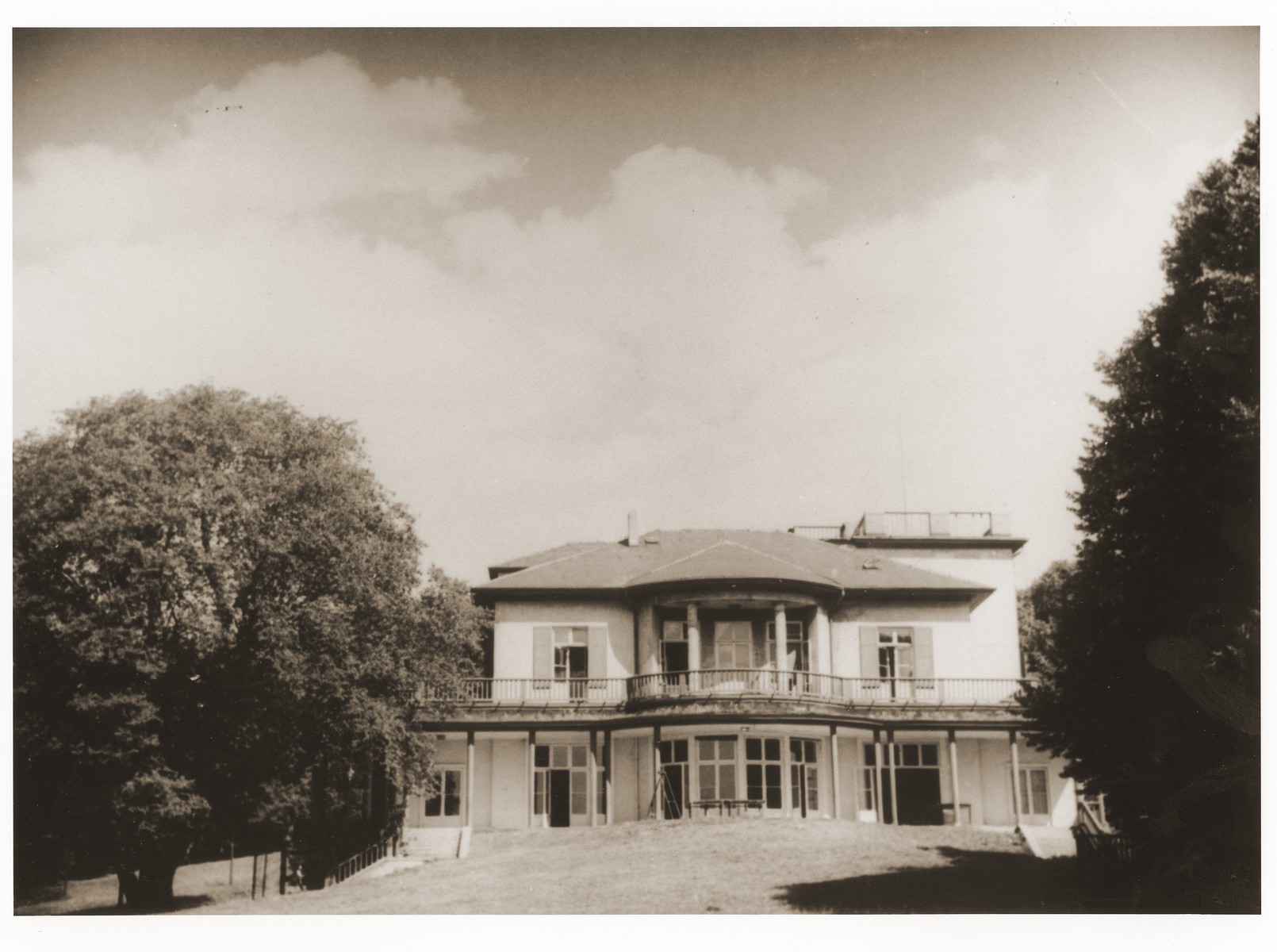 View of the JDC children's home on the Warburg estate in Blankenese.