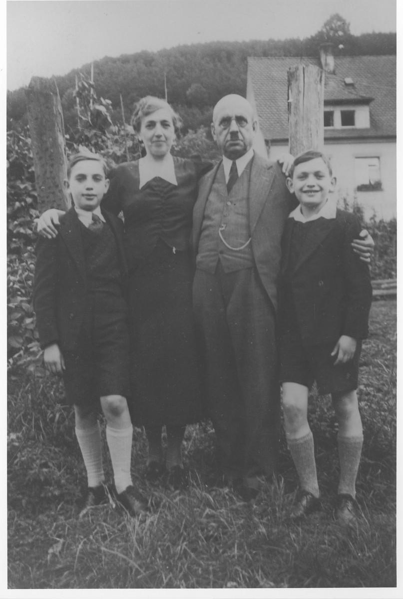 Werner Neuberger (right) poses with his parents and brother in the yard of their home in Rodalben.