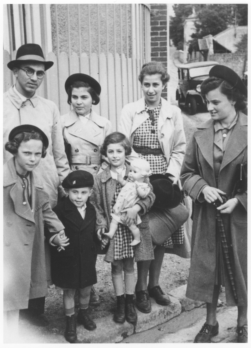 A group of passengers from the MS St. Louis arrive in France after the ship returned to Europe.

Among those pictured are Ernst Weil, Lore Goldschmidt, Inge Goldschmidt and Ruth Heilbrun.