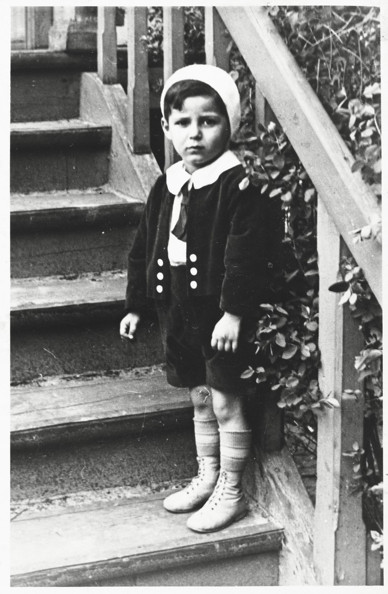 Israel Magid stands on the front steps of a house in Bialystok.