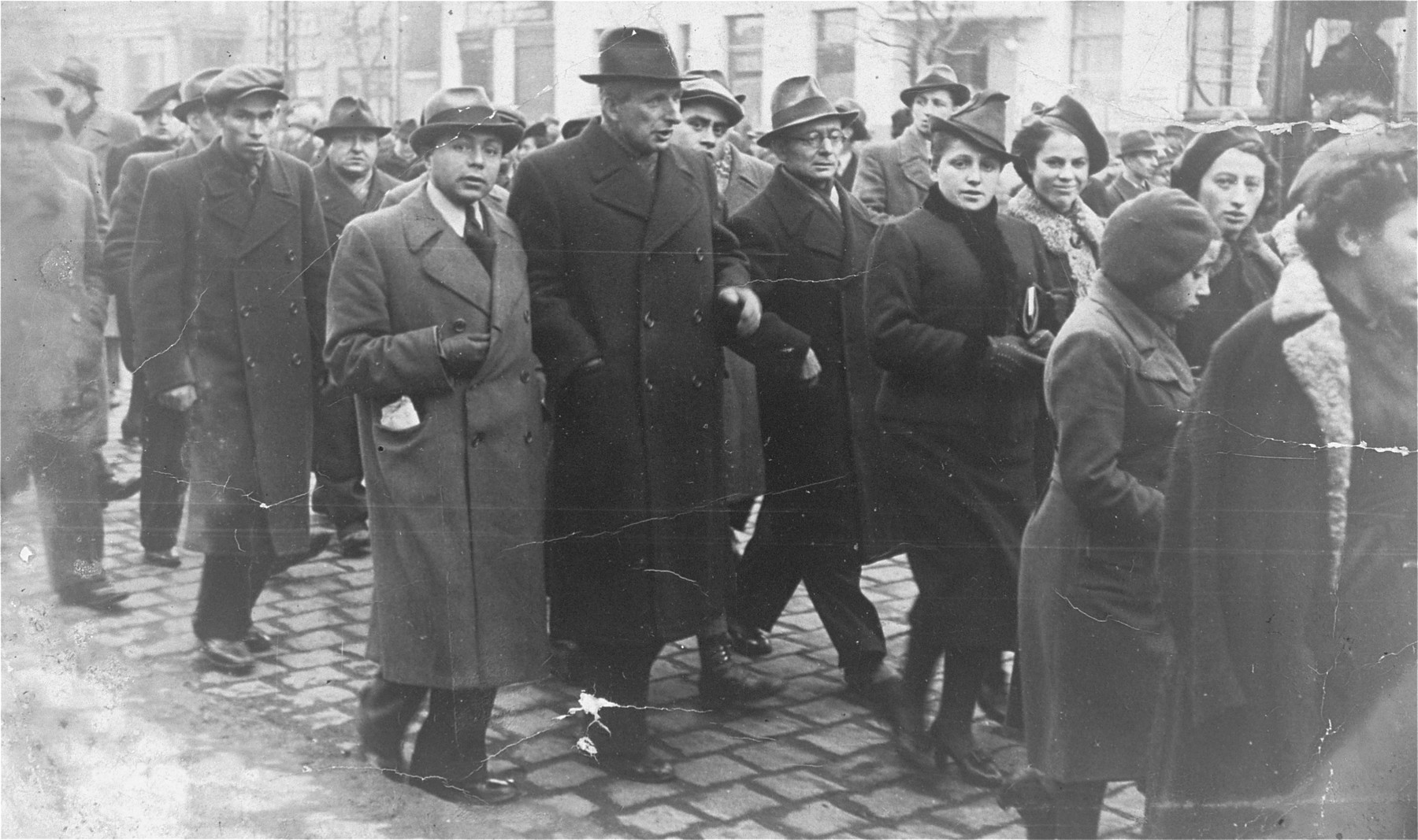Jews march in a funeral procession for Szymon Avigdor Wiernik.