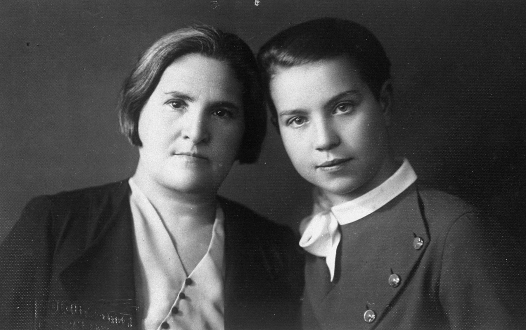 Studio portrait of two Jewish sisters in Vilna.

Pictured are Rachel Jurer and her sister Feiga.  Both perished in the Vilna ghetto.
