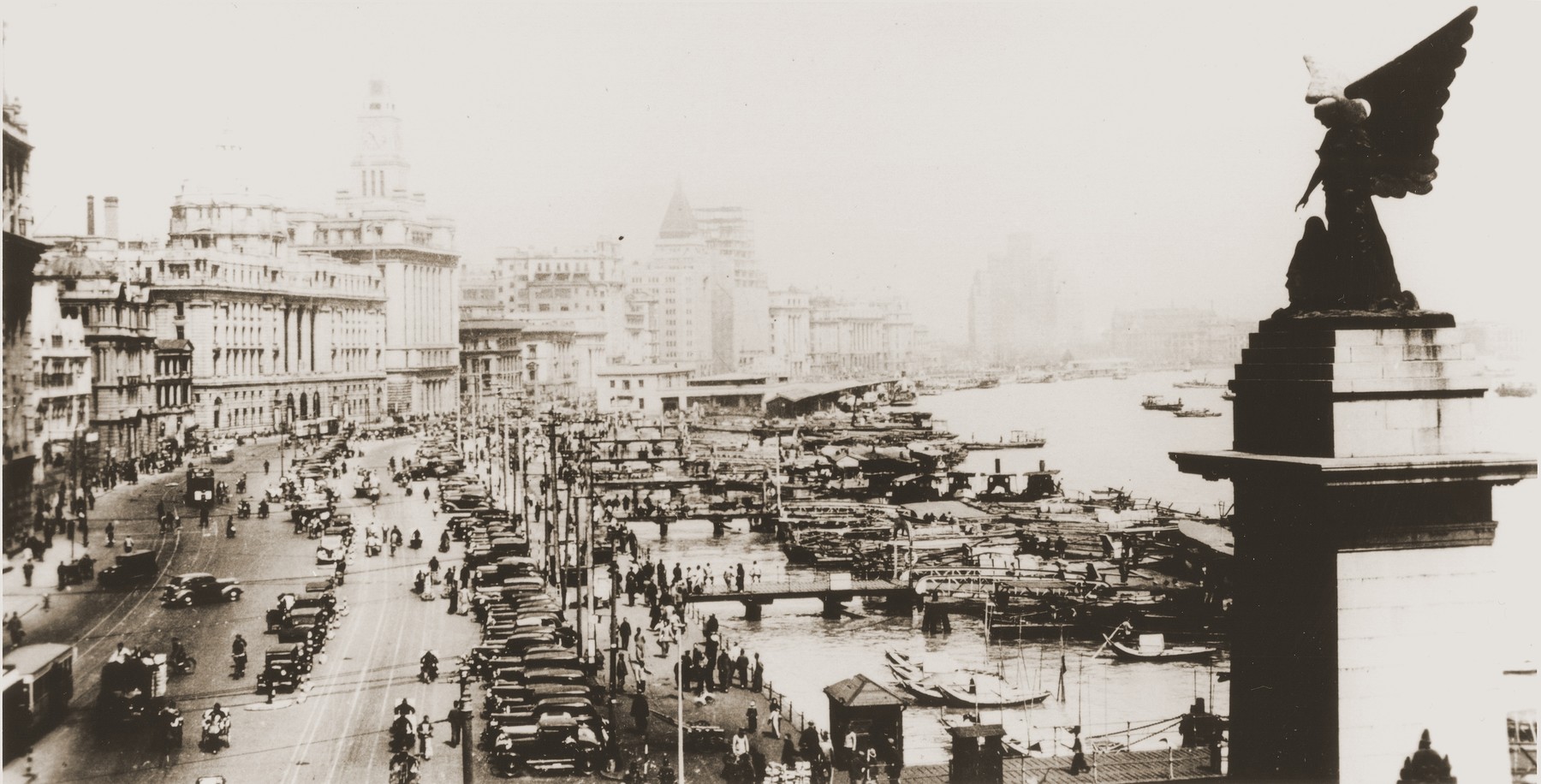 Picture postcard of the port of Shanghai along the Bund.