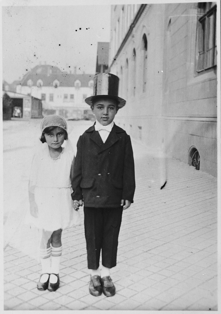 Suse Grunbaum and her cousin, Chaim Dannhauser,  pose in a mock wedding ceremony.