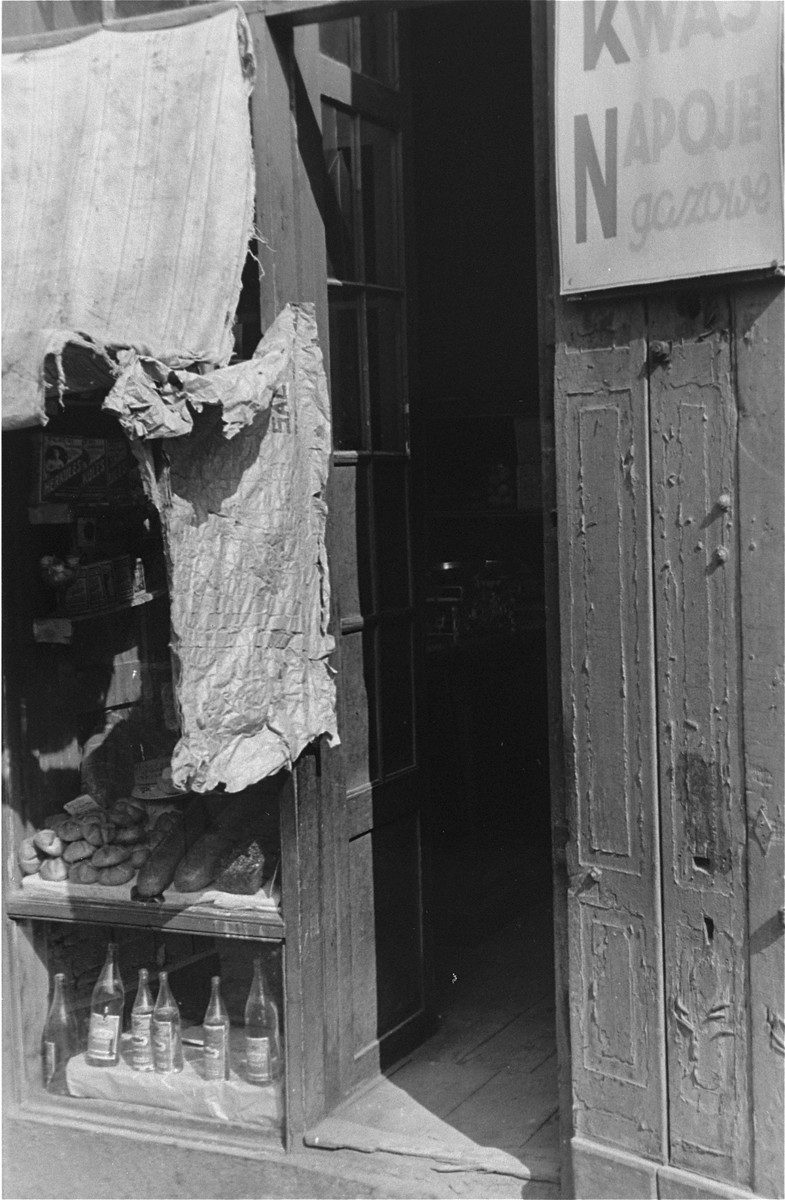 The entrance to a shop in the Warsaw ghetto selling soft drinks and bread.
