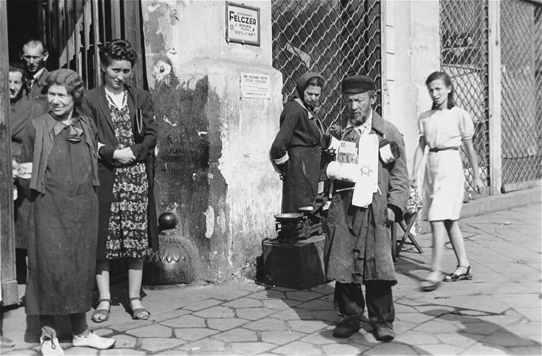 Еврейская оккупация. Евреи в Варшавском гетто 1941. Гетто в Варшаве в 1943 жизнь евреев. Холокост Варшавское гетто. Варшавское гетто летом 1941 года.