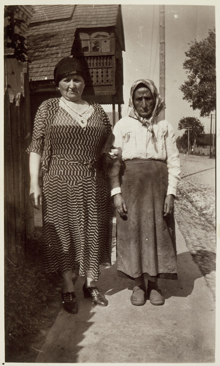 Annie Virshubski Foster visits her relatives in Eisiskes in August 1932.  

Annie Foster is on the left. Miriam Michalowski a relative of her husband David Michalowski (Foster) is on the right.  Miriam was murdered in the September 1941 massacre.