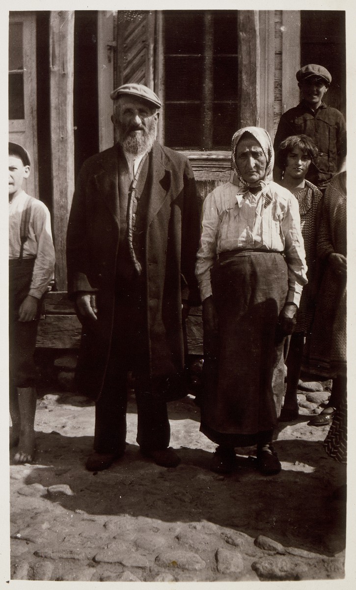 Miriam Sara and her husband Avraham Michalowski stand in front of their home. 

The Michalowskis were butchers in Eisiskes.  They were murdered by the Germans in the September 1941 mass killing action in Eisiskes.