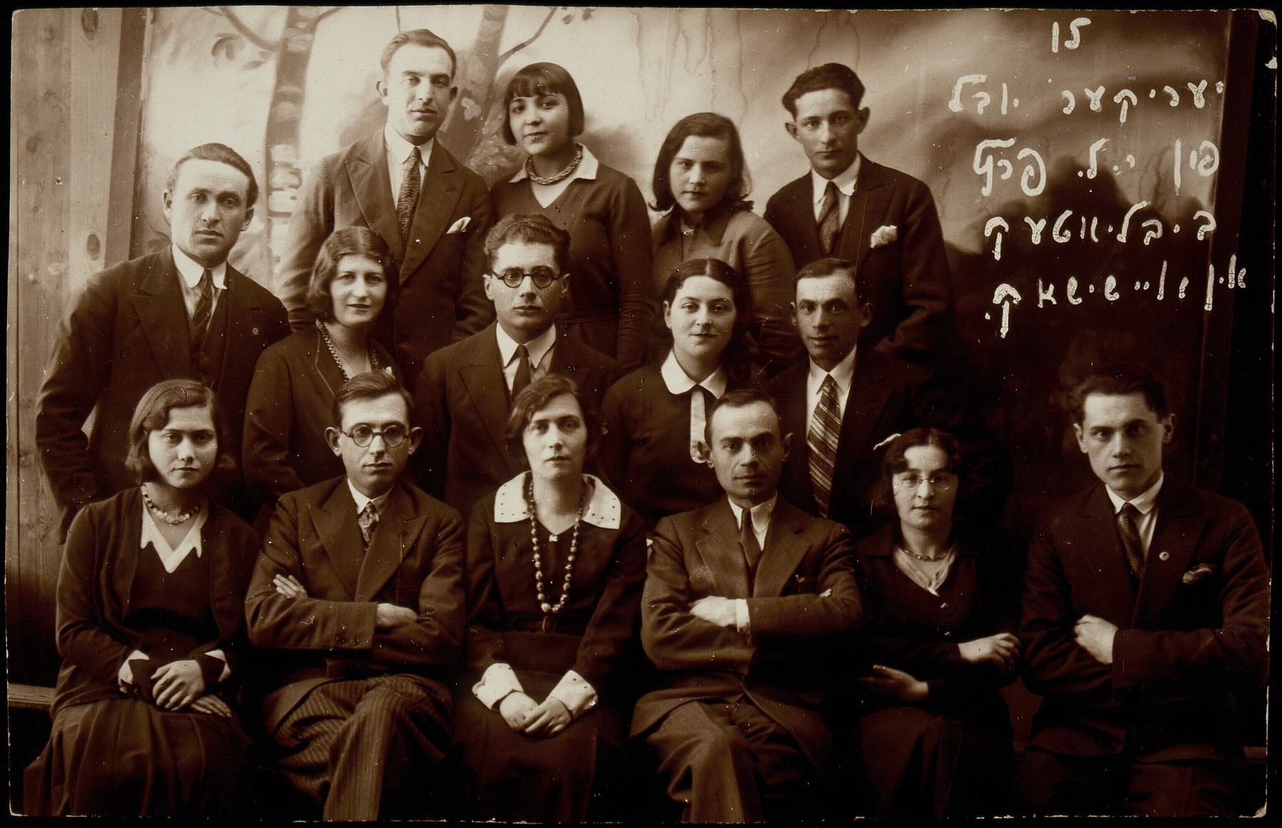 Commemoration of the 15th anniversary of the Y. L. Peretz library.  

(first row, left) Batia Bastunski and Mordekhai (Motl) Replianski; Velvke Katz (fourth from left); (middle row, left) Velvke Kaganowicz;  Eli Politacki (third from left); Malka Matikanski (top row, second from left). 

Batia immigrated to America; Malka went to Palestine.  Most of the other people pictured were murdered by the Germans during the September 1941 killing action in Eisiskes.