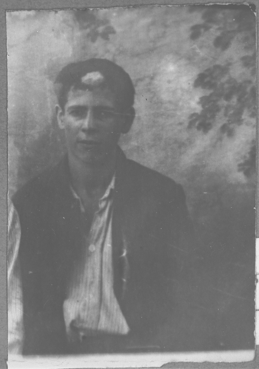 Portrait of Yosef Benjakar, son of Solomon Benjakar.  He was a student.  He lived at Putnika 129 in Bitola.