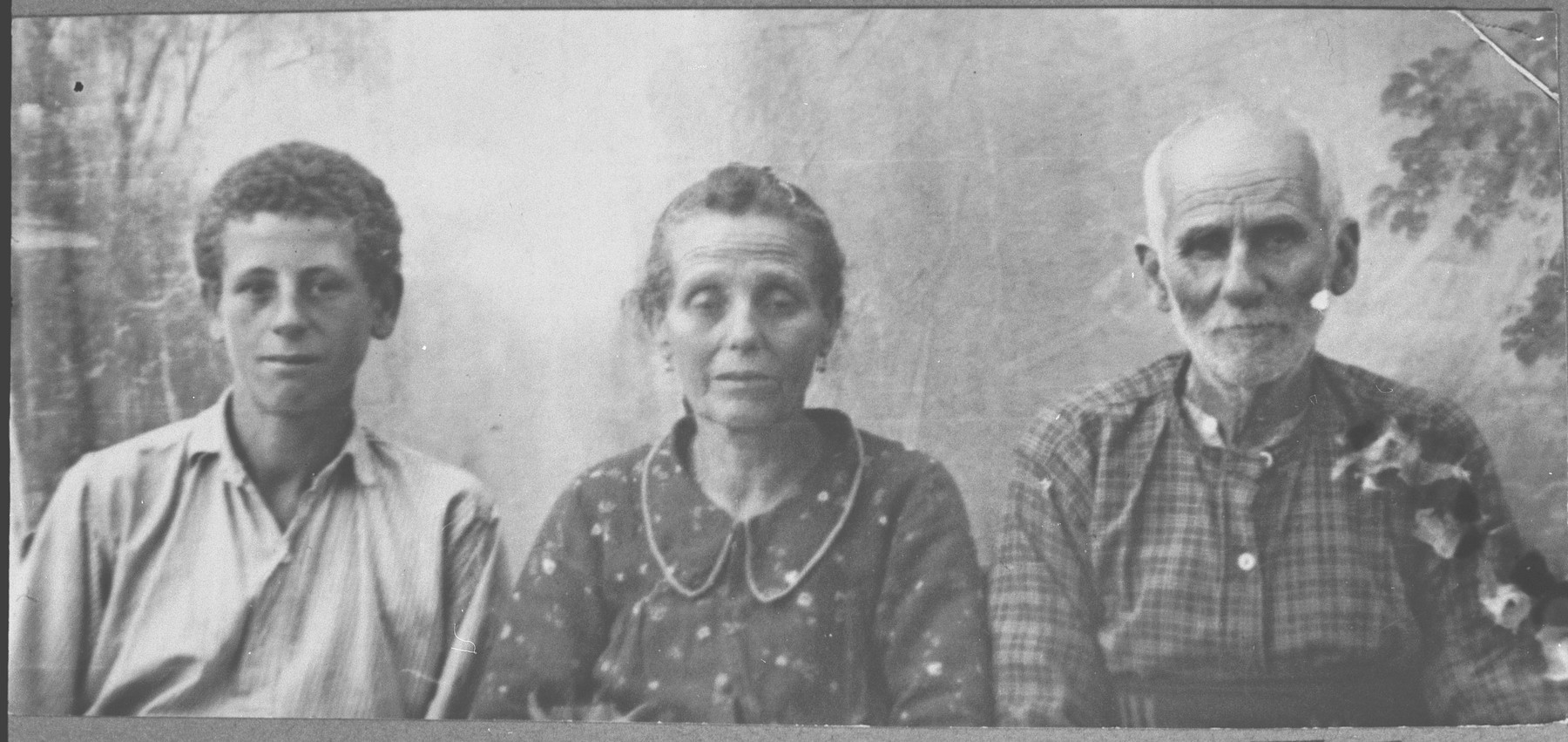 Portrait of Saba Ergas, his wife, Reina, and his son, Menachem.  Saba was a broommaker and Menachem, a student.  They lived at Karagoryeva 83 in Bitola.