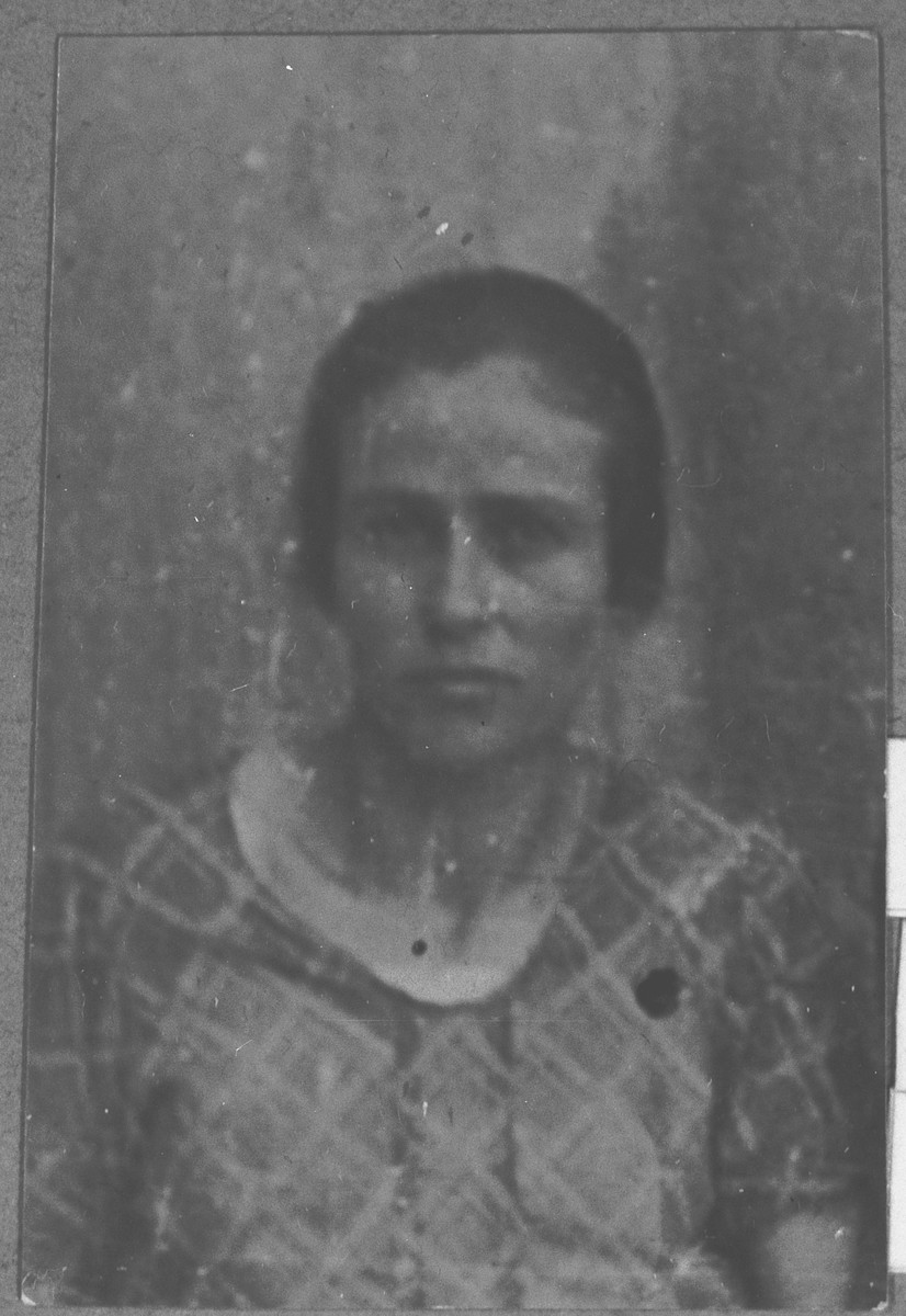 Portrait of Estreya Benjakar, wife of Samuel Benjakar.  She lived at Krstitsa 6 in Bitola.
