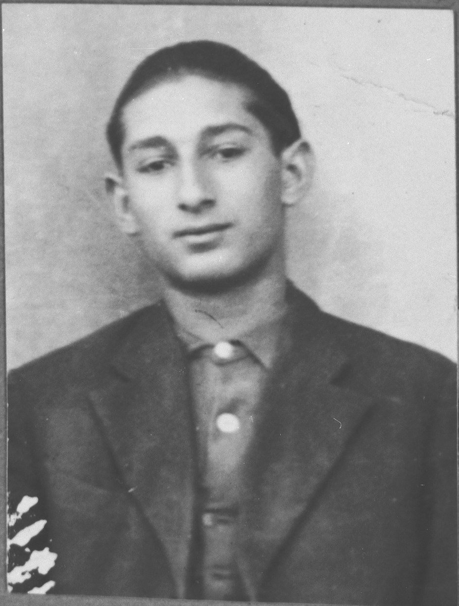 Portrait of Solomon Ergas, son of Yosef Ergas.  He was a student.  He lived at Dalmatinska 78 in Bitola.