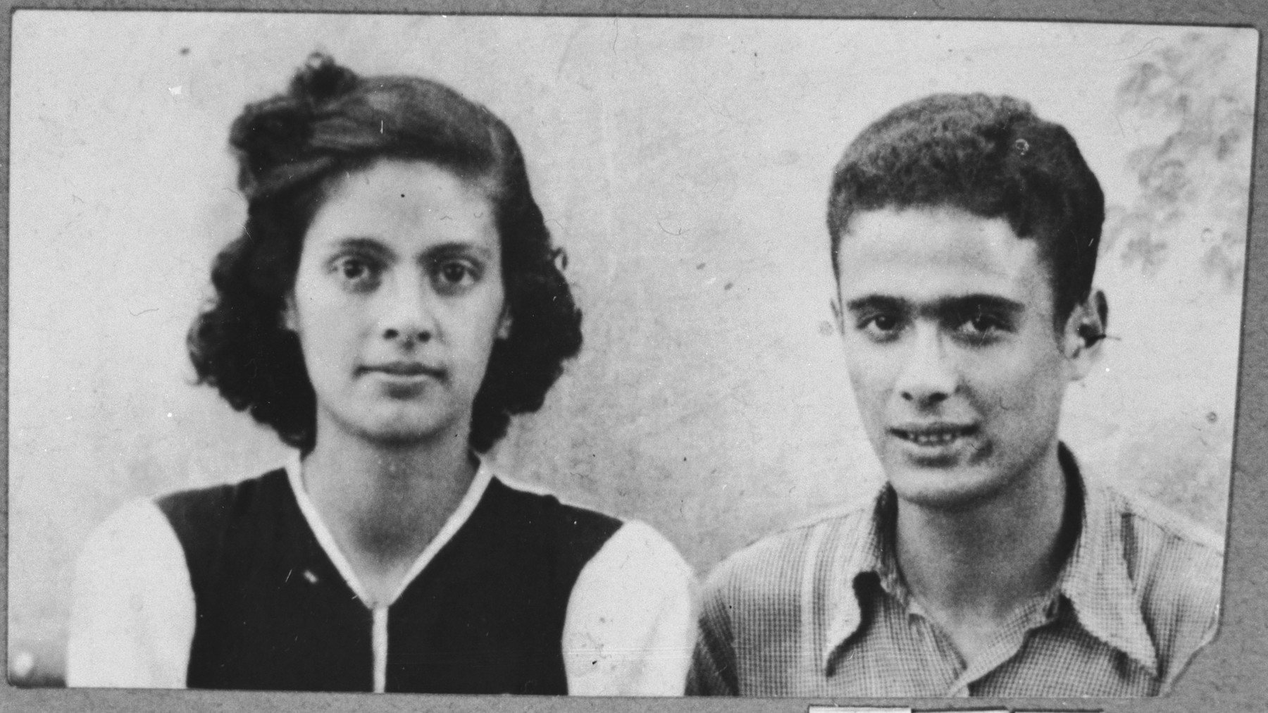 Portrait of Victoria and Isak Assael, the daughter and son of Shabetai Assael and Arnesta Assael.  They were students.  They lived at Sremska 9 in Bitola.

Isak Assael's brother Haim Assael immigrated to Chile in the early 1930s.  He tried to bring Isak to Chile, but he was deported in March 1943.