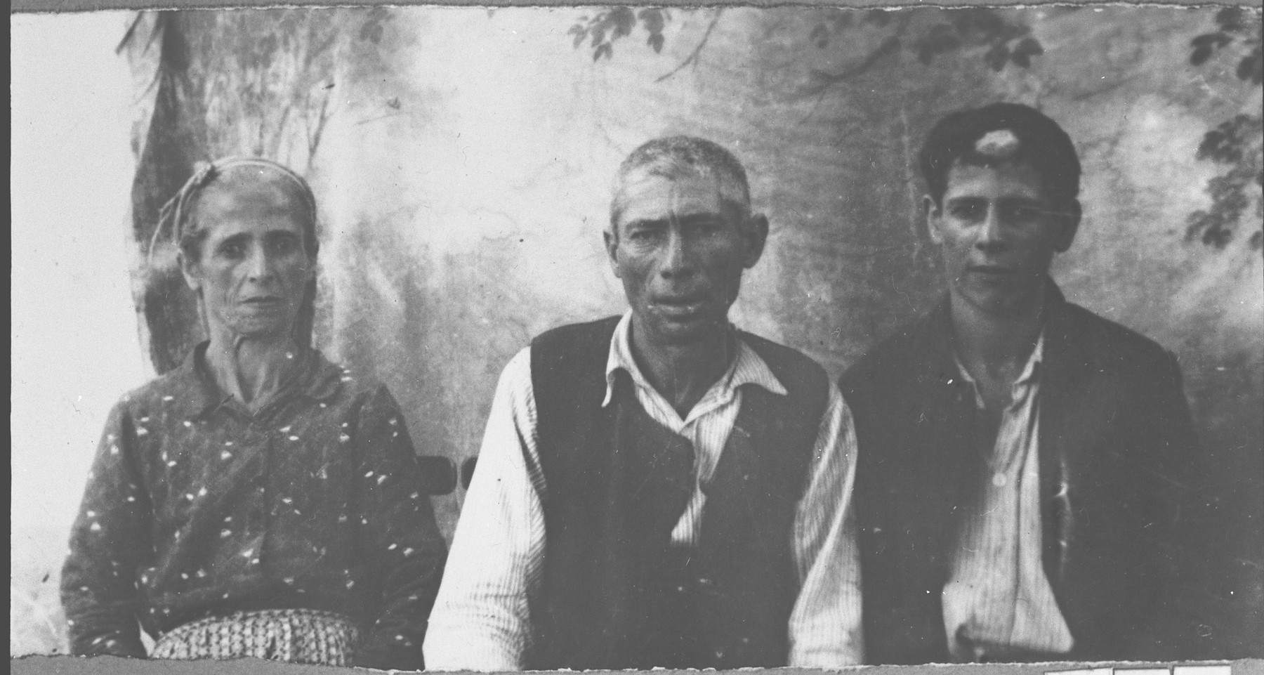 Portrait of Solomon Benjakar, his wife, Lia, and his son, Yosef.  Solomon was a handworker and Yosef, a student.  They lived at Punika 129 in Bitola.