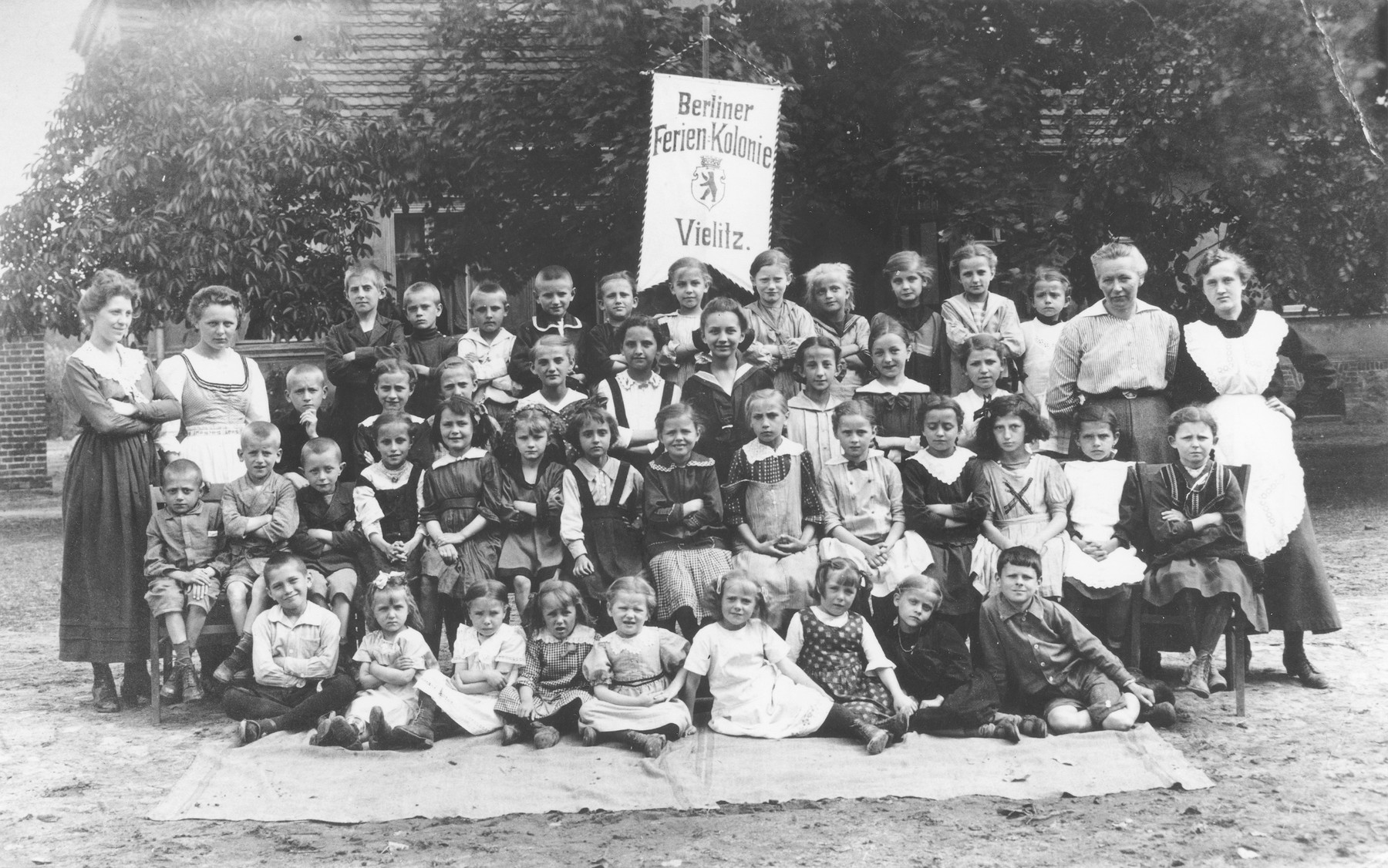 Students and teachers in a Berlin vacation colony.

Among those pictured are George Speigelglas and Maria (Mtizi) Benedick (second row, third from right).