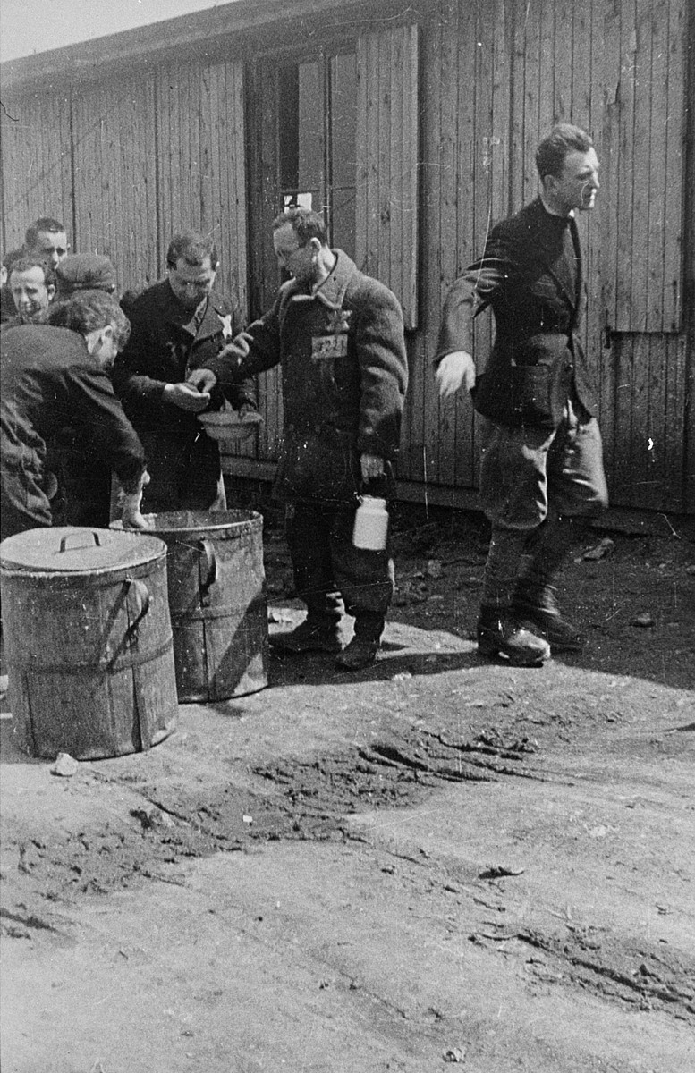 The distribution of food to prisoners in Plaszow.