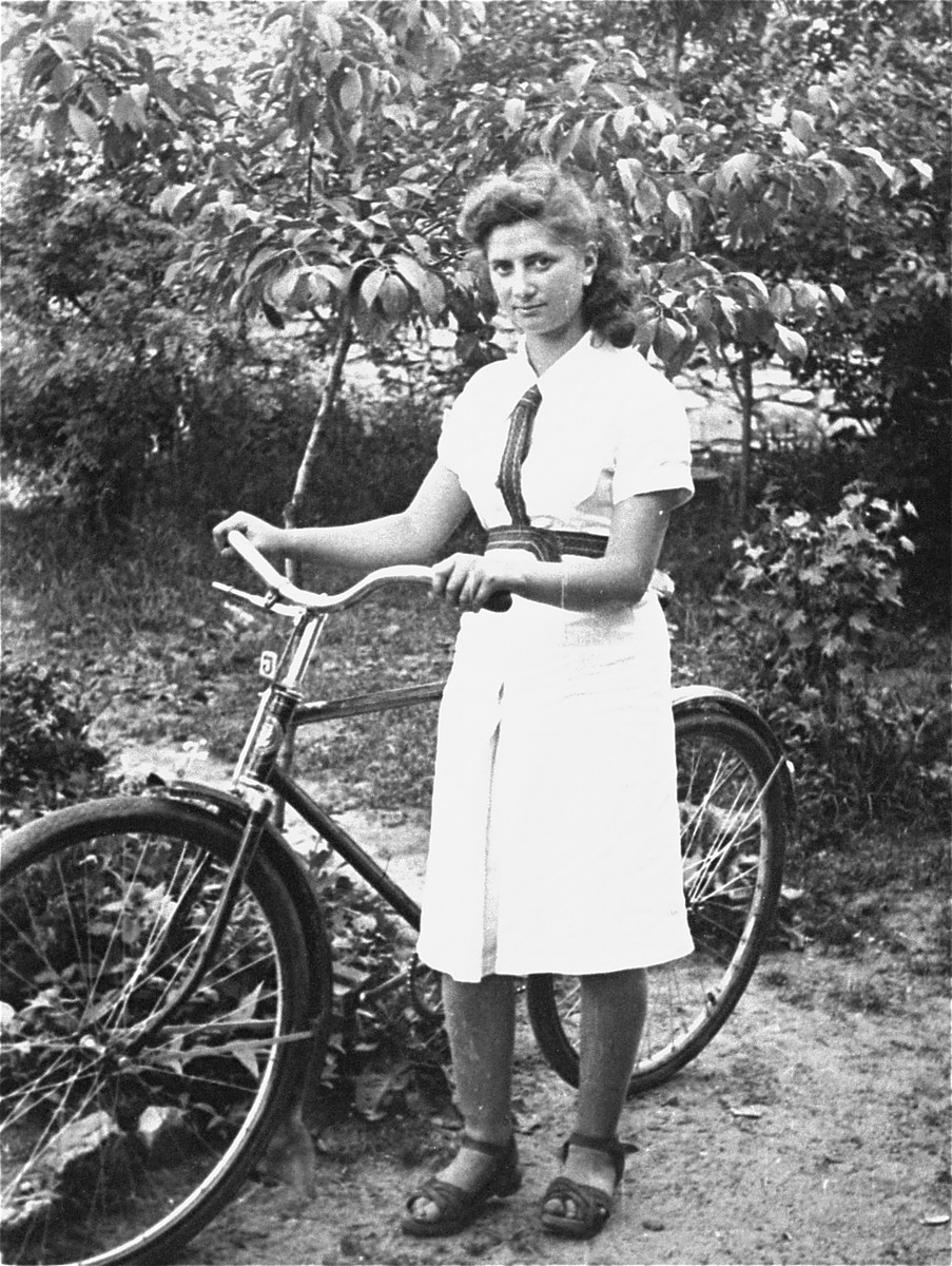 Lodzia Hamersztajn poses holding a bicycle at the Hashomer Hatzair Zionist collective in Zarki.