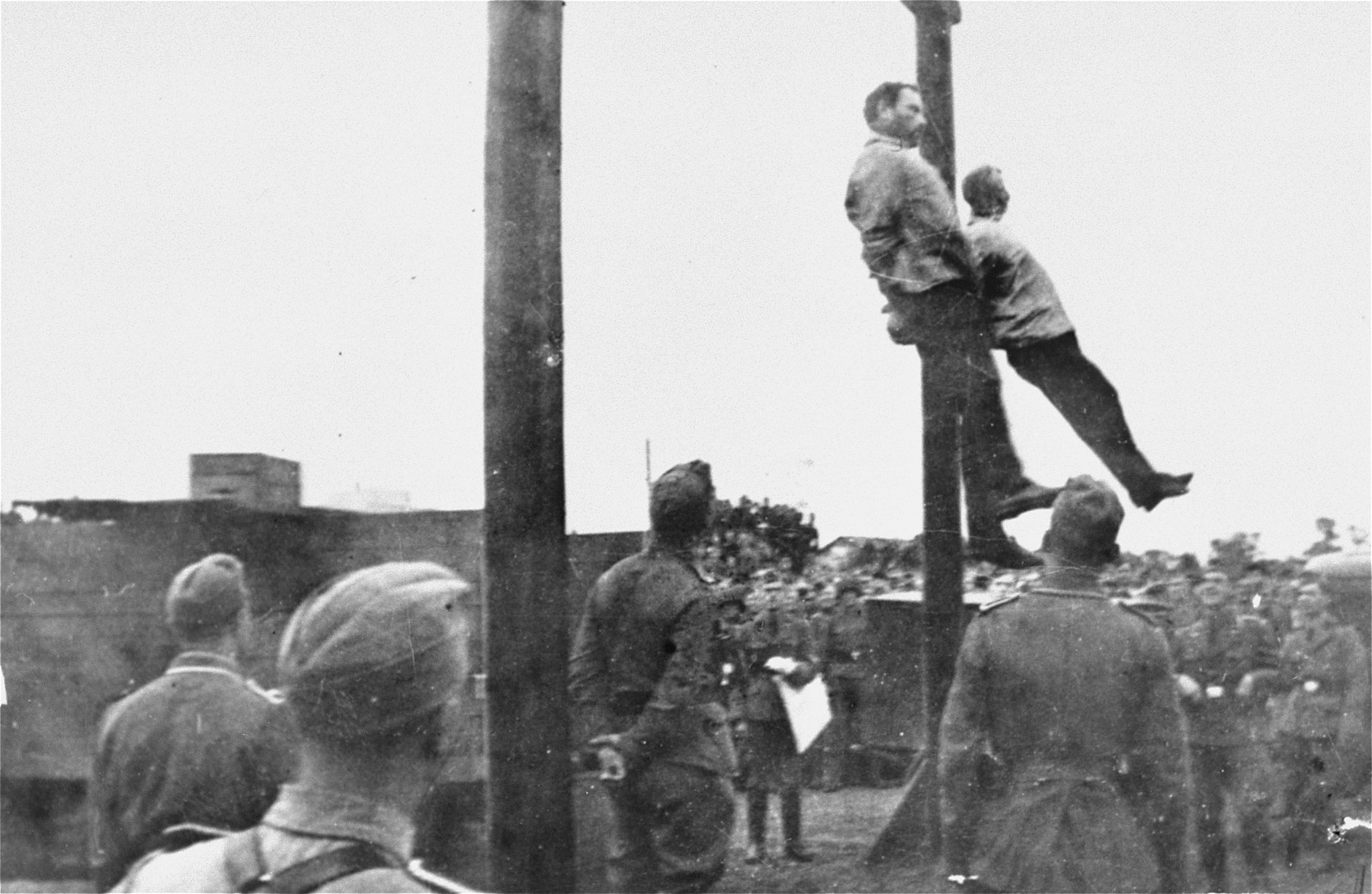 The hanging of Mosche Kogan (left) and Wolf Kieper on the market square in Zhitomir.