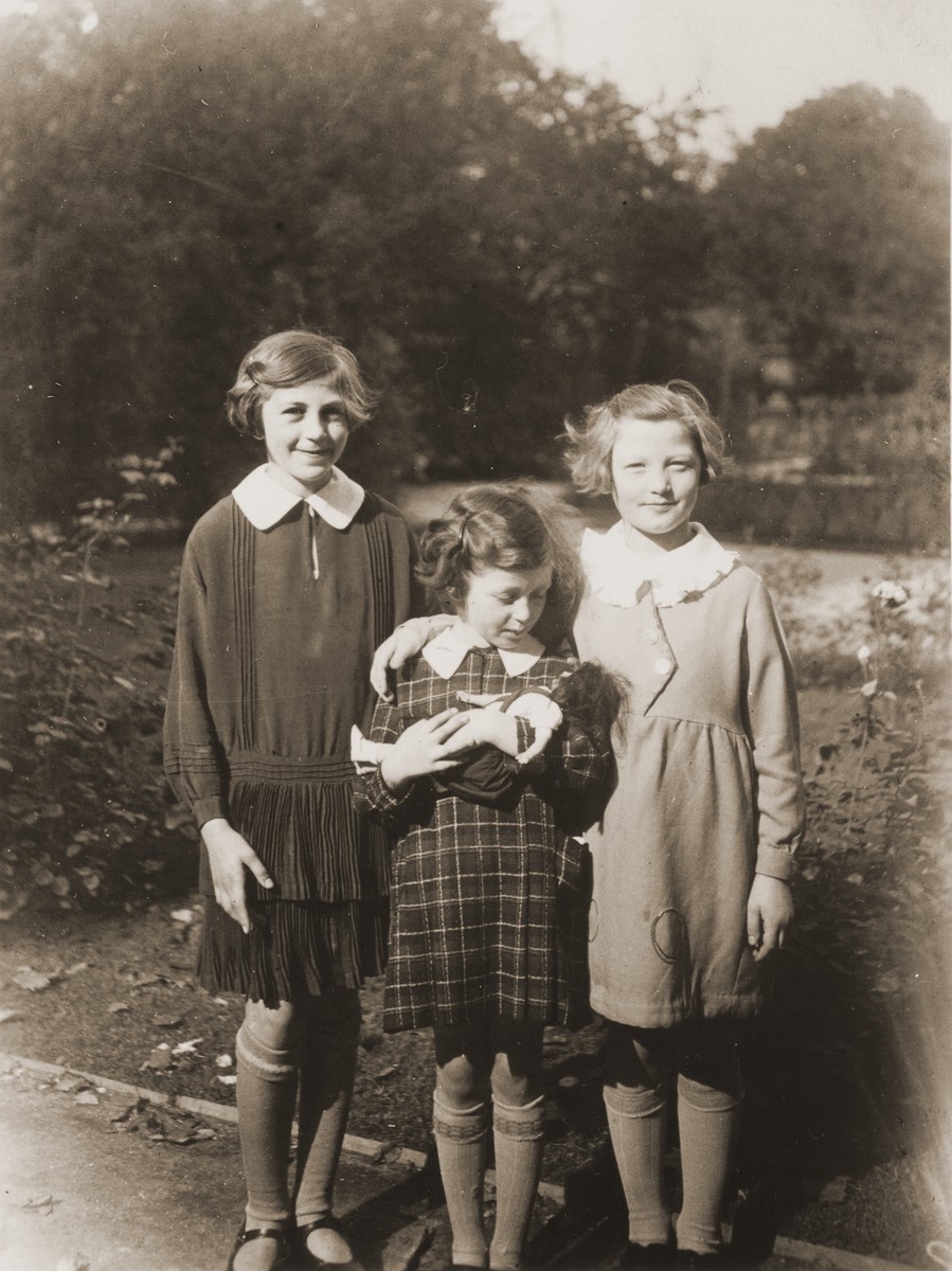 Three Jewish sisters pose in a park.

Pictured are Trudel, Miri and Emmi Farntrog.