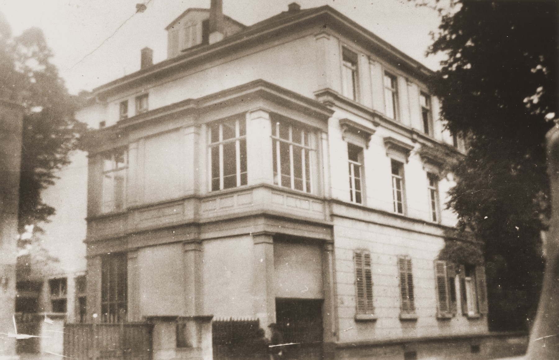 View of the Breuer yeshiva in Frankfurt am Main.  

The yeshiva was headed by Rabbi Doctor Joseph Breuer.  After Kristallnacht, the yeshiva was closed down.  Rabbi Breuer moved to Fiume, Italy and from there to New York where he became rabbi of the mostly German Jewish congregation, Kehillat Jeshurun.
