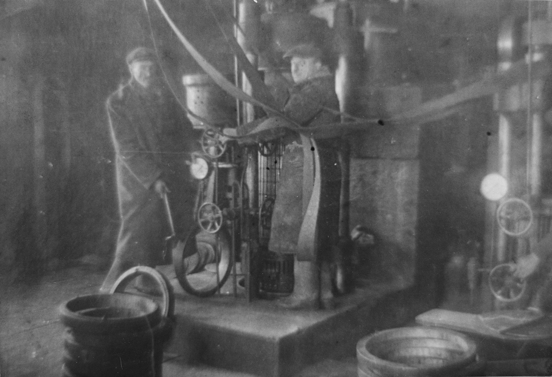 Jewish men working at an oil press in the Glubokoye ghetto.

Among those pictured is Moshe Katz.