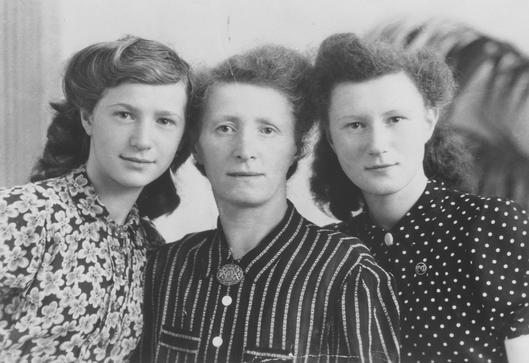 Portrait of a Dutch Jewish woman with her two daughters in the Westerbork transit camp.

Pictured are Gisela Zimet (center) with her two daughters, Salla (left) and Minna (right).