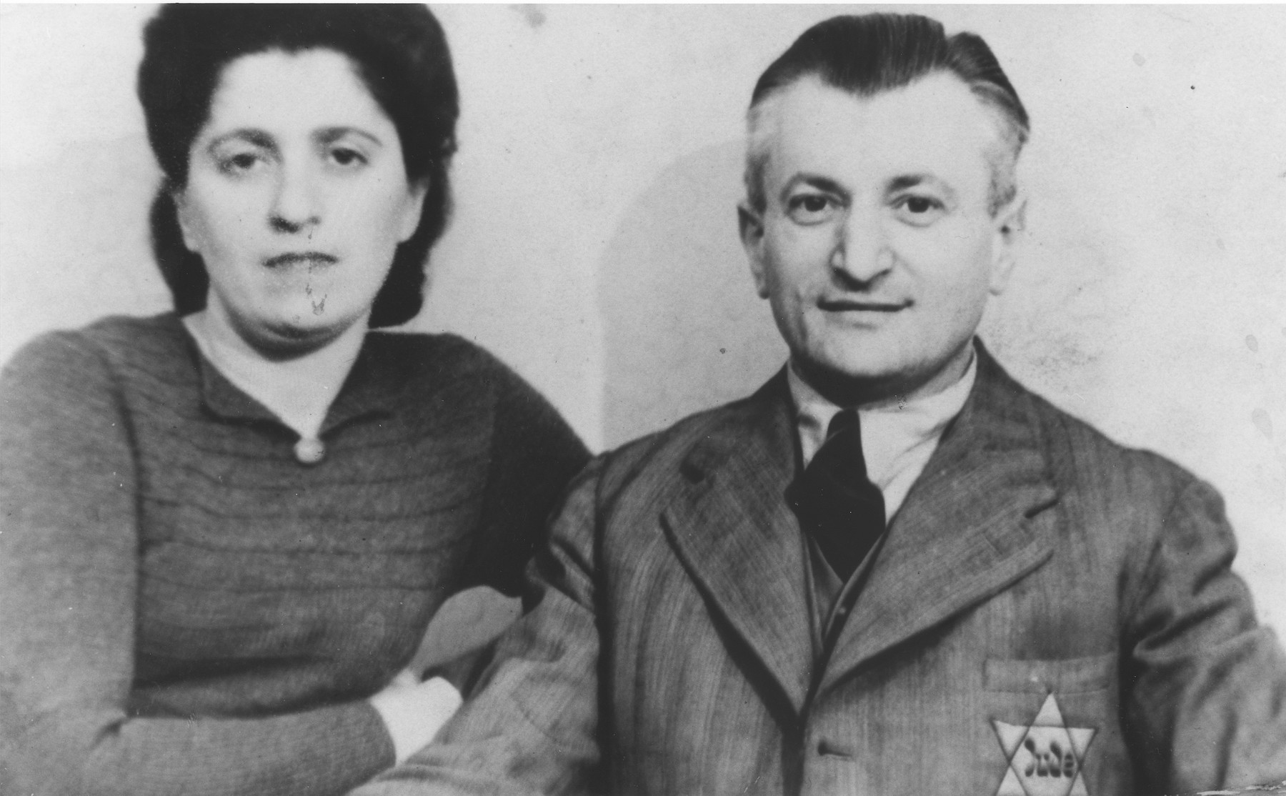 Portrait of Josef and Roza Zylberszac wearing a Jewish badge.