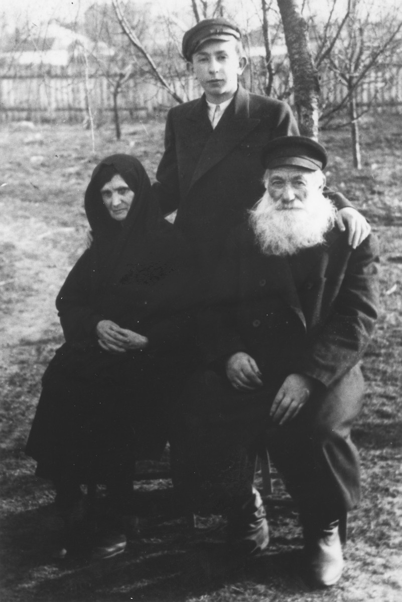 Jankiel Garbasz poses with his grandparents, Israel and Sara Garbasz, shortly before he left Poland for Australia.

Israel and Sara Garbasz later perished during the Holocaust.