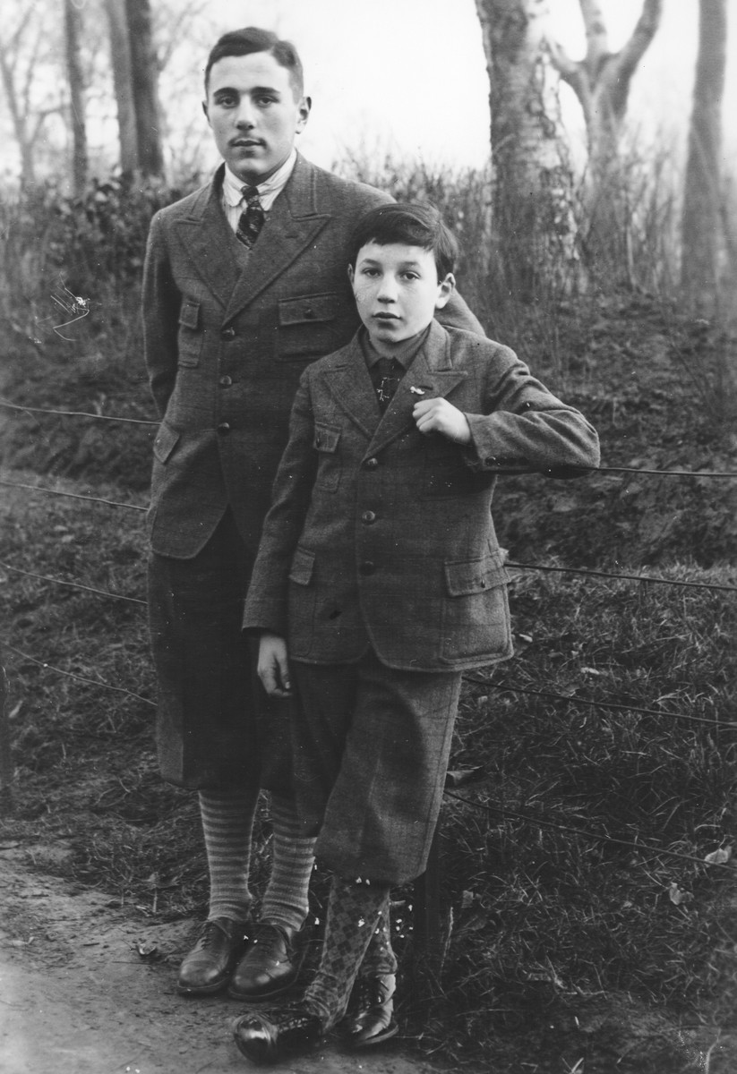 Prewar portrait of two Jewish brothers in a park.

From left to right are Samuel and Paul Halter.