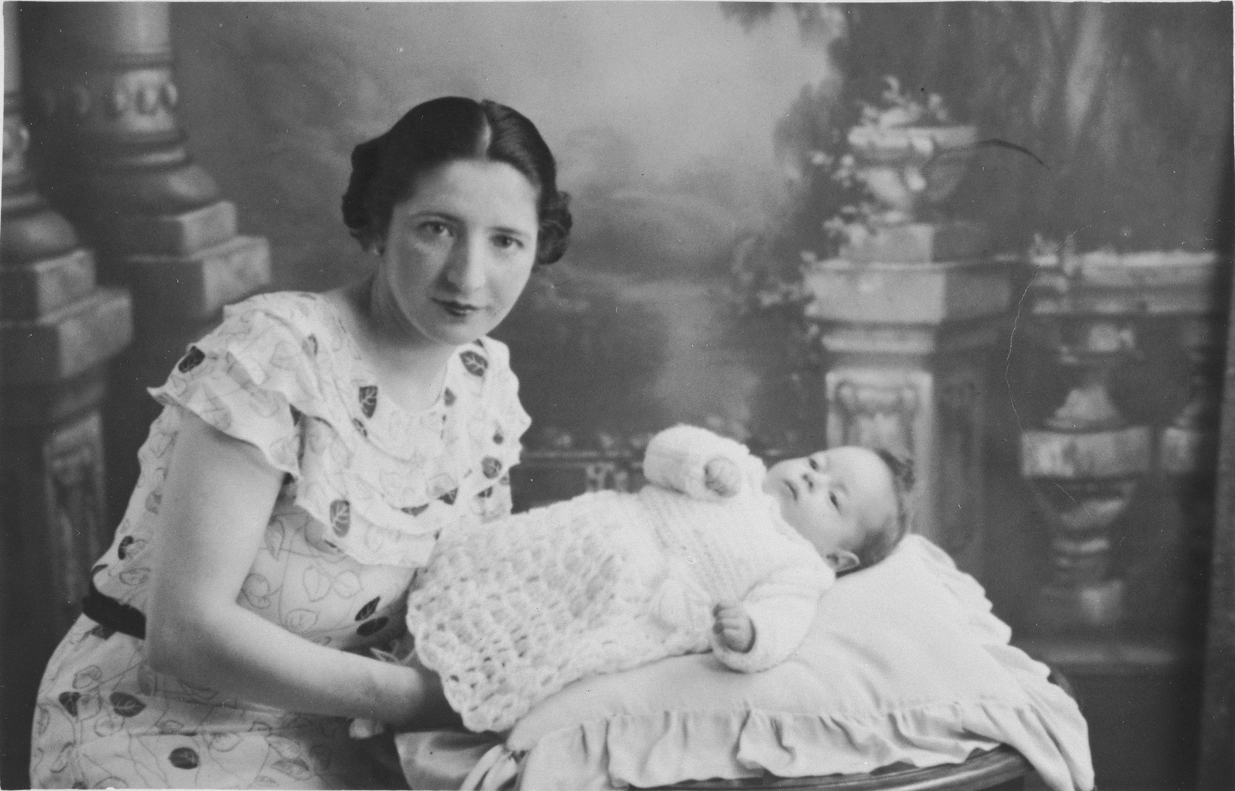 Gitel Münzer poses with her infant daughter, Eva.