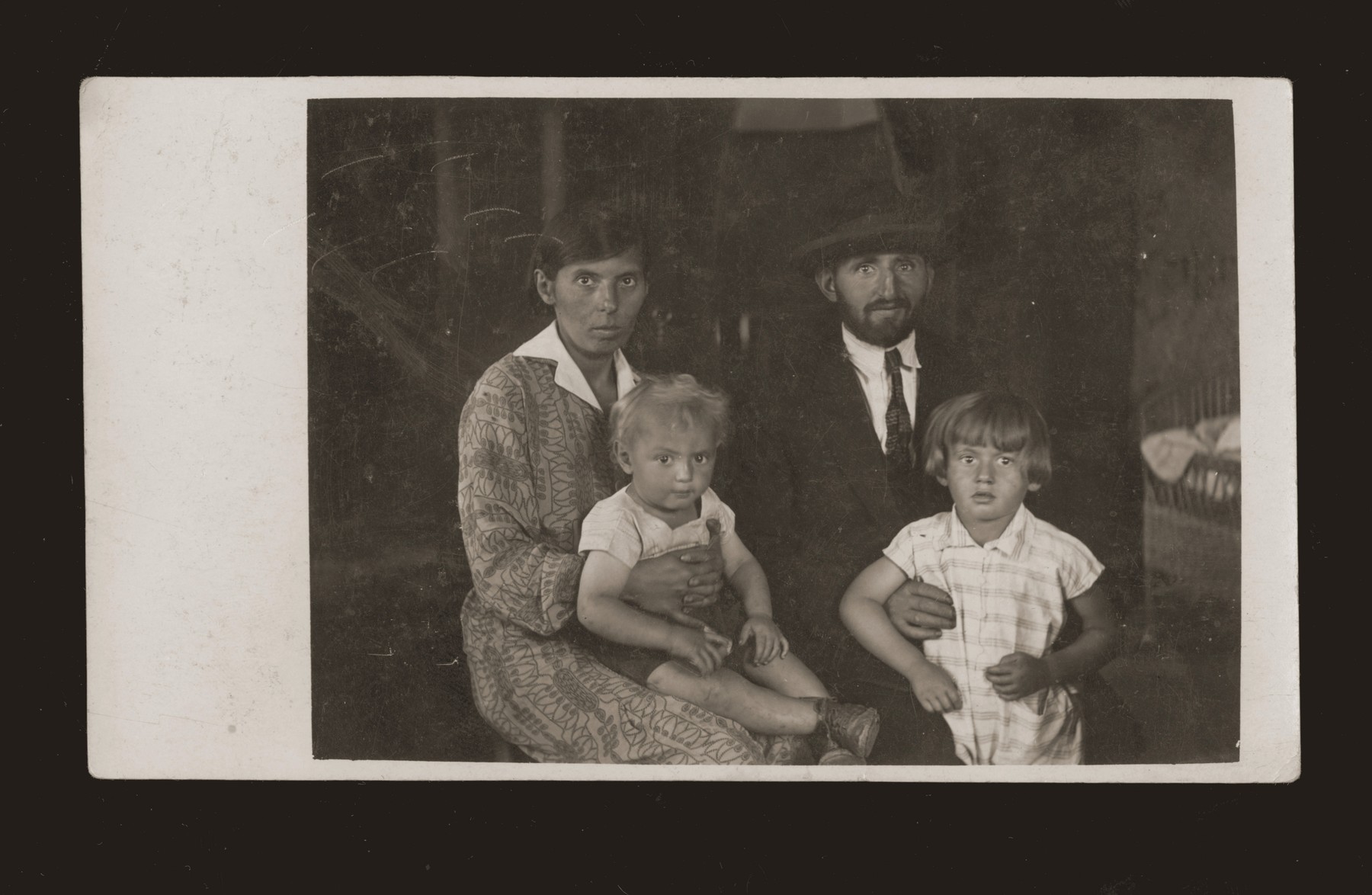 Portrait of a Jewish family [probably members of the Feder or Malach family].