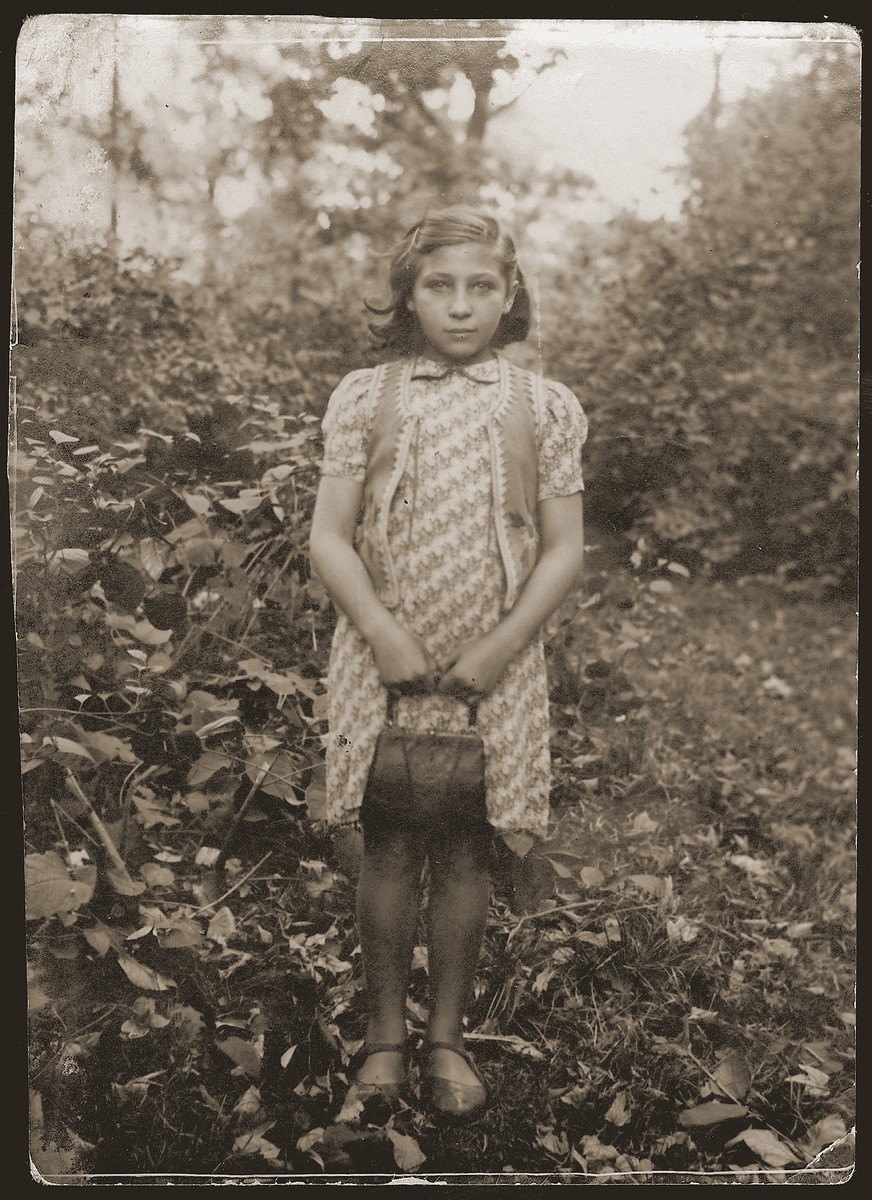 Portrait of a young girl living at the Jewish orphanage in Sosnowiec.

The Yiddish inscription on the back of the photo reads: "As a memento to my dear sister Chana [Wiernik] from me Chana, Kibbutz Mishmar Hanegev.