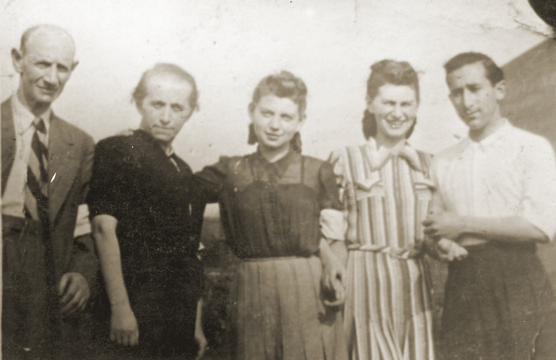 Szmulek Lustiger poses with his wife and her family in the Bedzin ghetto.

From right to left are Szmulek Lustiger, Charlotte Eisner Lustiger, Charlotte's sister, Gitl Eisner and Salomon Eisner.