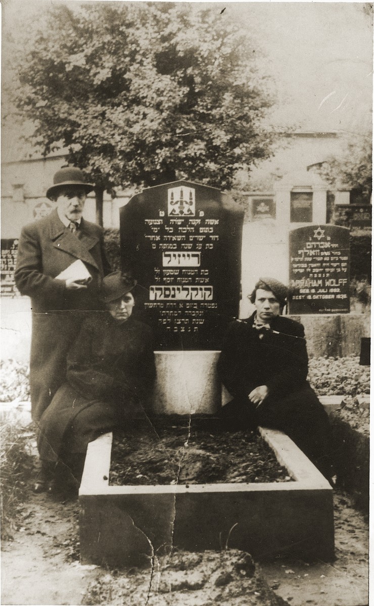 Family gathers around the grave of Raizel Kuklinska.

Pictured left to right are Avraham Kuklinska, Leah Kuklinska and Ester Kuklinska Einfeld.