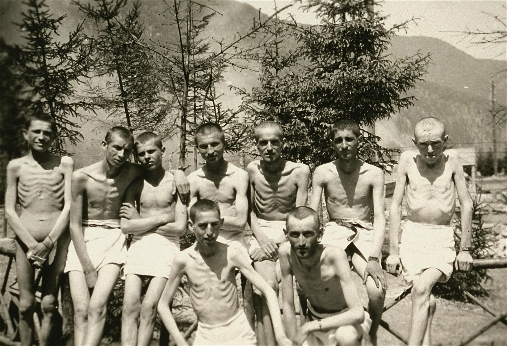 Истощенные узники Освенцима